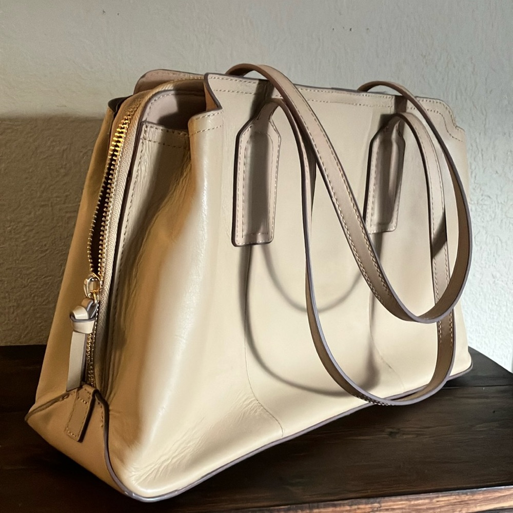 Antonio Melani light leather purse. Brand spanking new.